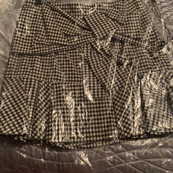 I am selling a brand new Veronica beard skirt black and white size 10 price 257 - Picture 2 of 3